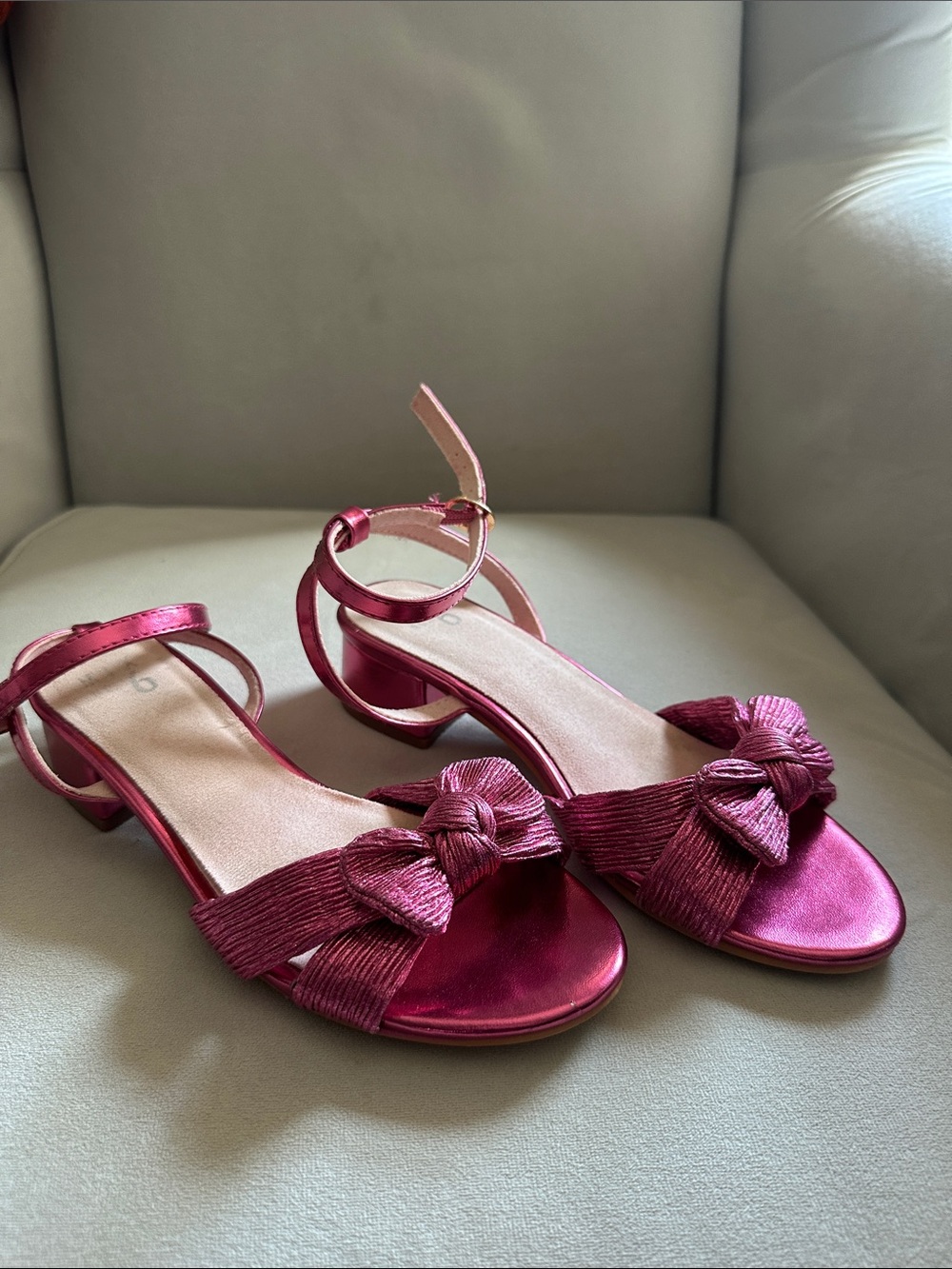 Girls adorable Fuchsia Bow Accent Strappy Block Heel Sandals